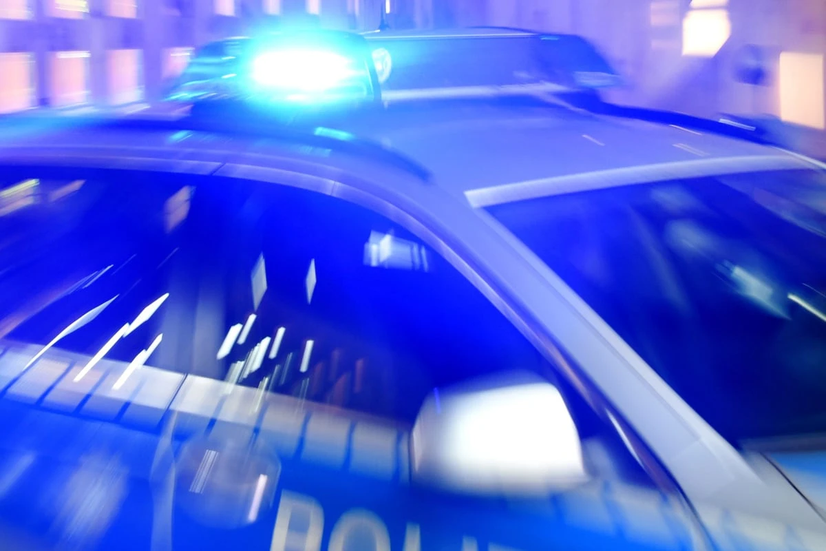Junge Frau von Mann bedrängt: Polizei sucht Zeugen nach Sexualdelikt