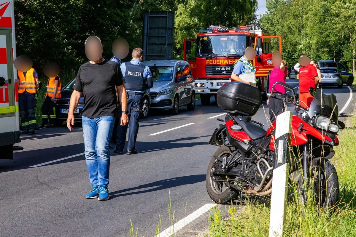 Bike kollidiert beim Überholen mit Gegenverkehr: Fahrer wird schwer verletzt