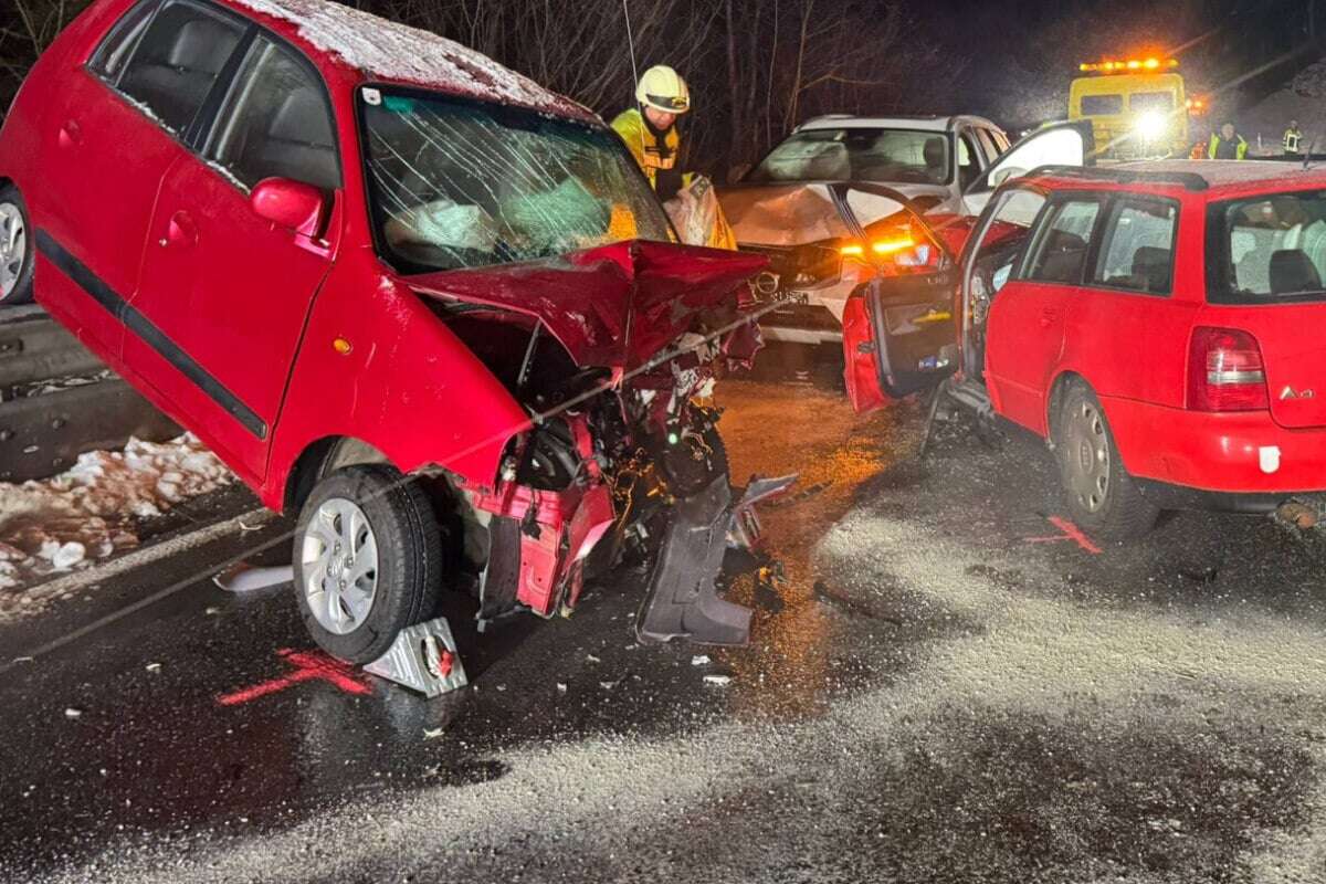 Heftiger Unfall! Drei Menschen bei Frontal-Crash auf Bundesstraße schwer verletzt