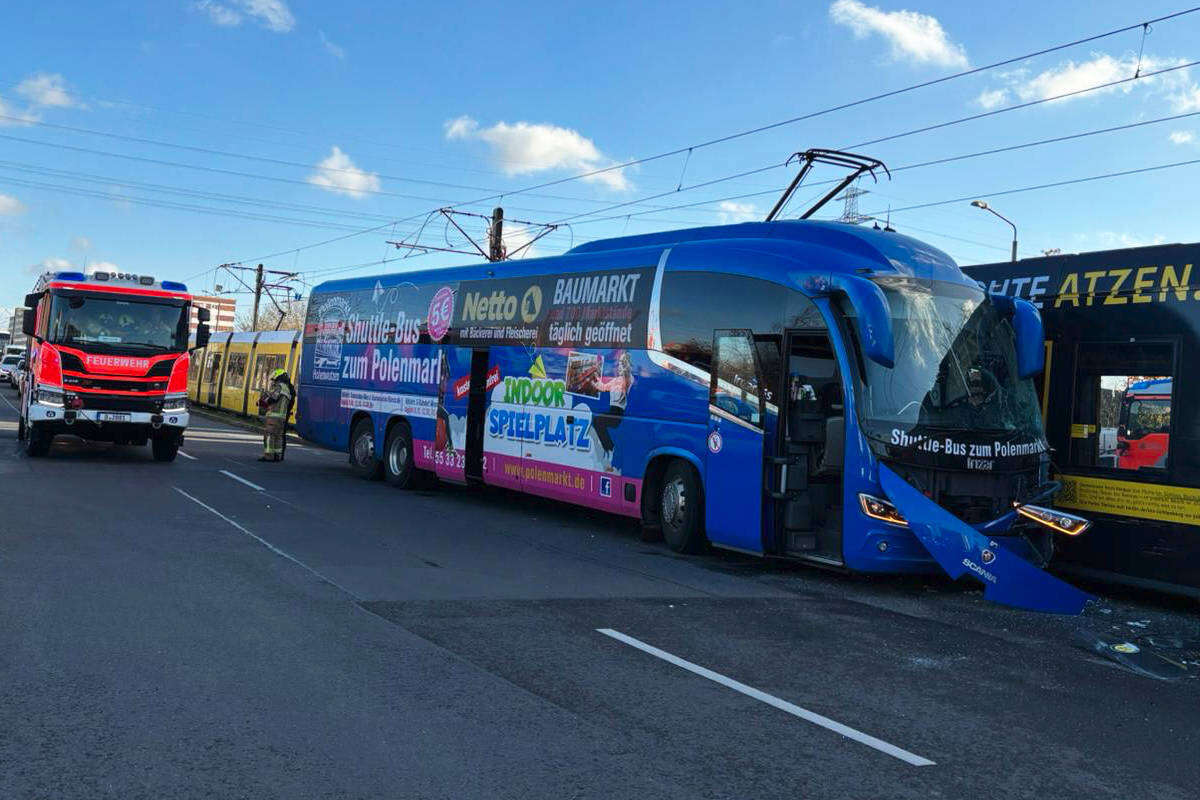 Straßenbahn kracht in Reisebus: Neun Personen verletzt