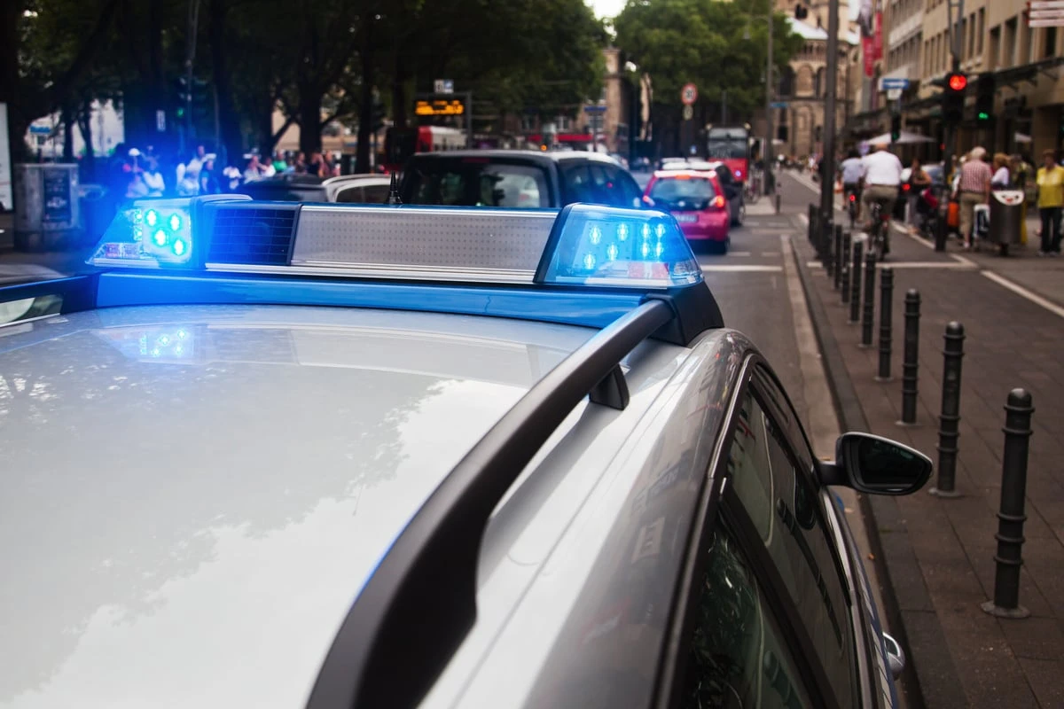 Streit mitten in Kölner City eskaliert: Mann rammt Kontrahenten Messer in den Hals