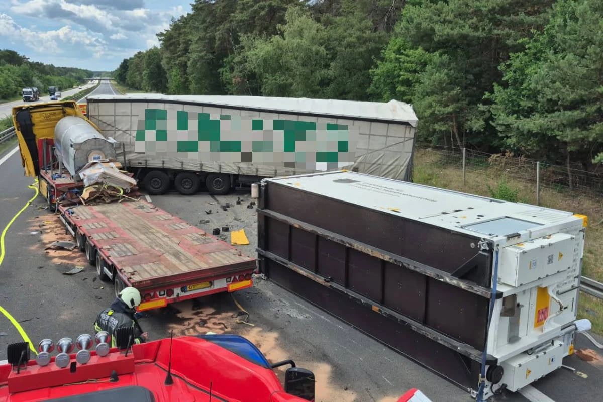 Heftiger Lkw-Crash auf A9: Zwei Schwerverletzte, Autobahn neun Stunden gesperrt