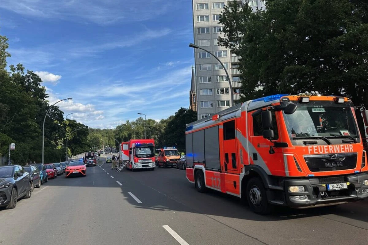 Hochhausbrand in Pankow: Wohnung im 18. Stock in Flammen