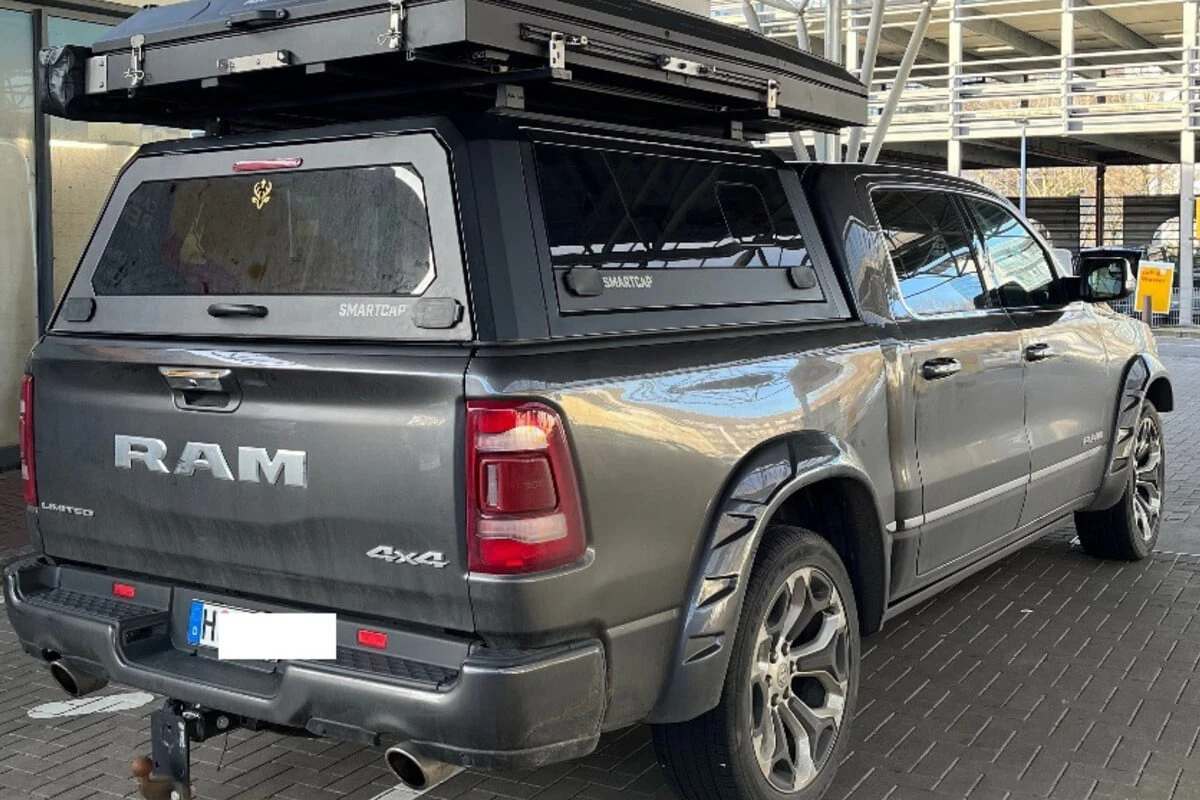 Pick-up steht auf Grundstücksauffahrt: Plötzlich ist er verschwunden - Wer kann helfen?