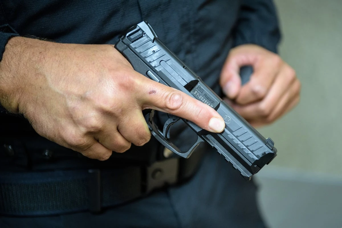 Auto rast auf Polizisten in Dresden zu: Beamter schießt!