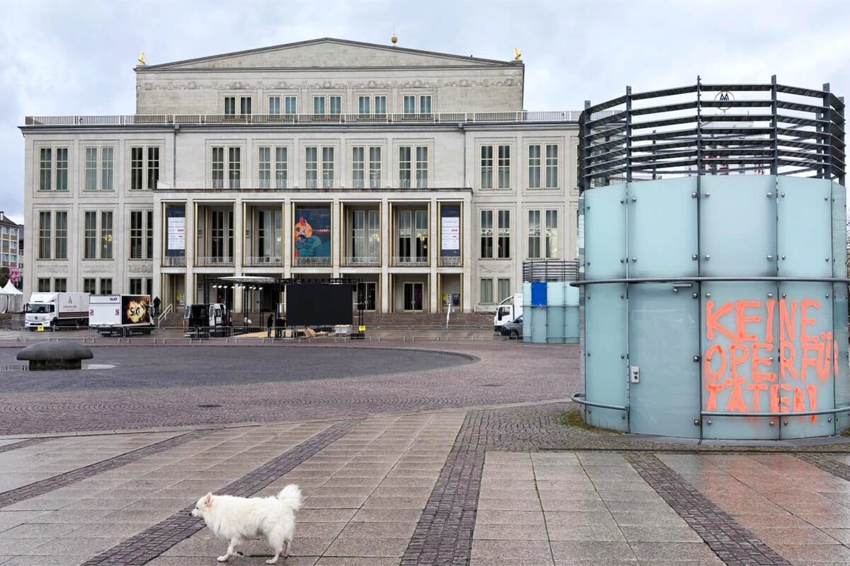 Vor dem Opernball: Kritische Graffiti am Augustusplatz verteilt