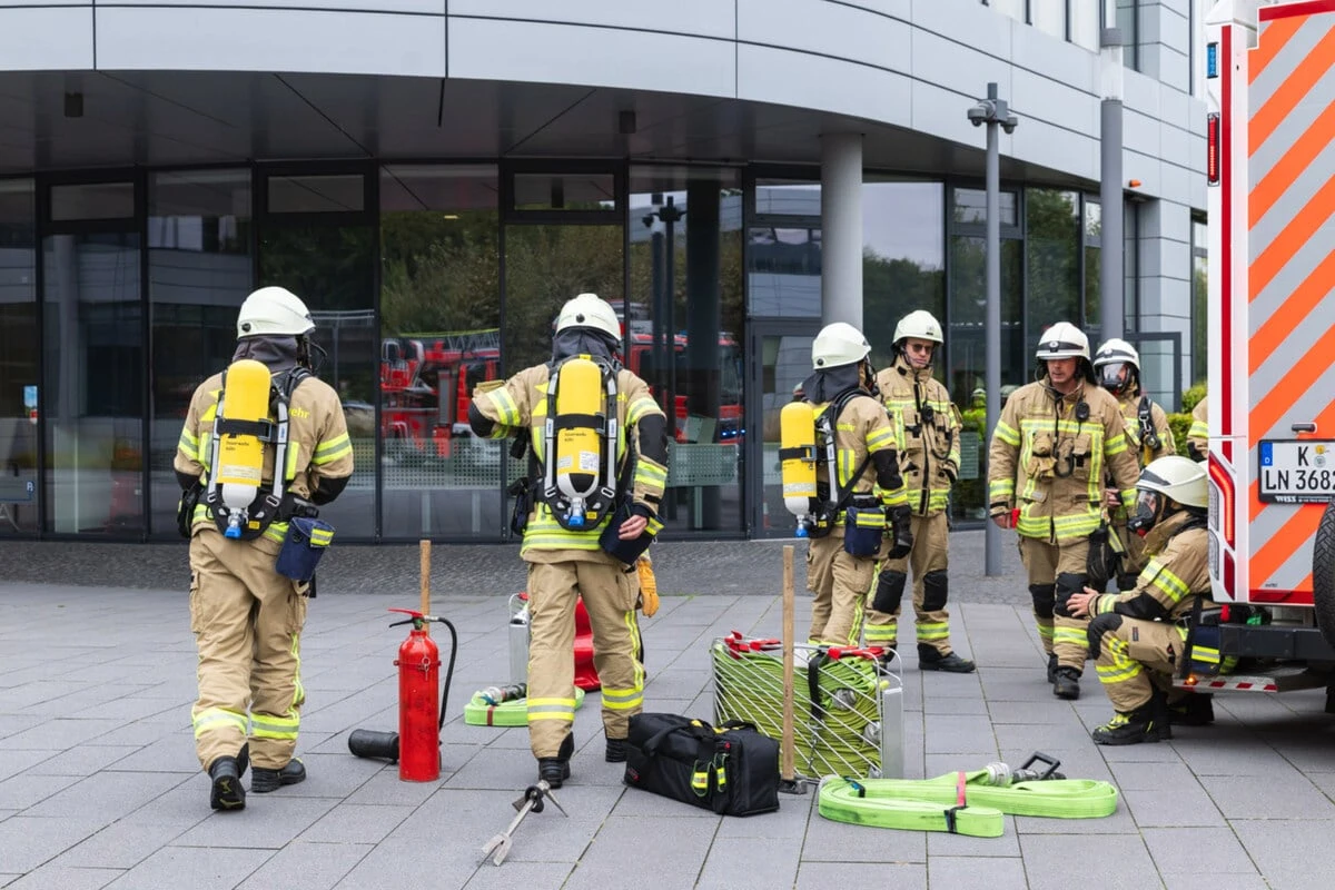 Feuerwehreinsatz bei RheinEnergie-Verwaltung: Elektrofahrzeug in Flammen