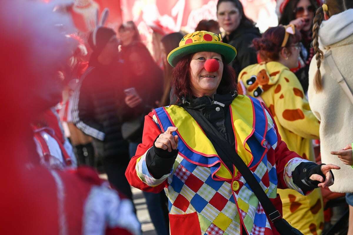 Tausende Narren feiern bei Rosenmontags-Umzügen in Sachsen-Anhalt