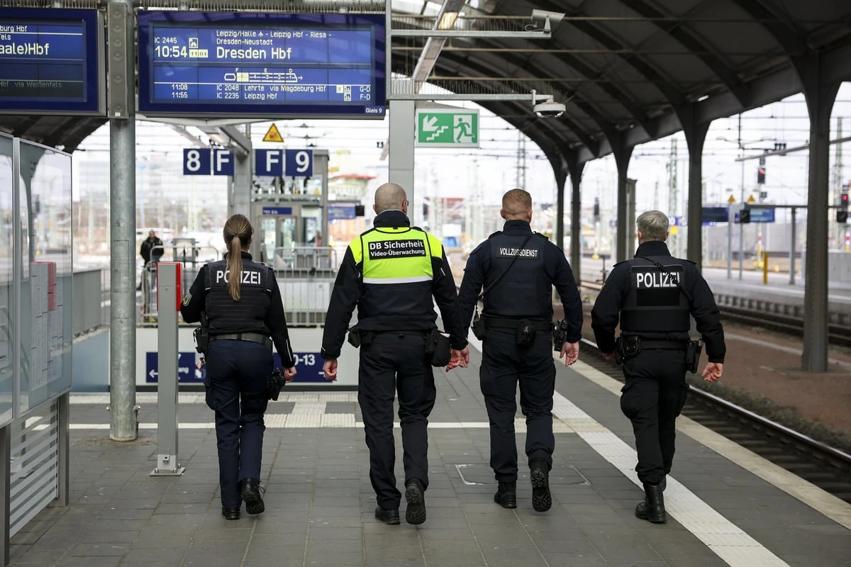 Einsatz an Hauptbahnhof: Bewaffneter 51-Jähriger geht auf Passagiere los