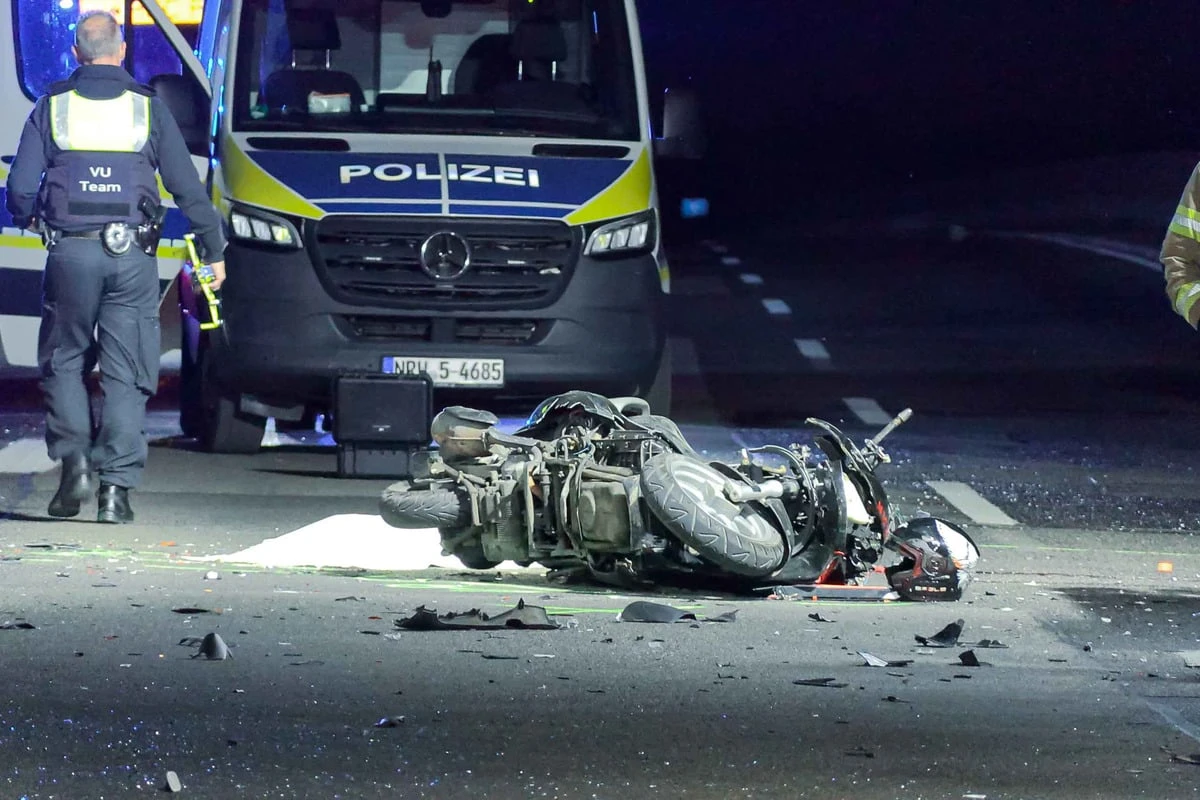 Tödlicher Unfall in Köln: Junger Biker kracht gegen Lkw und stirbt