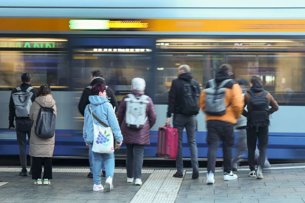 Angriff in Straßenbahn: RB Leipzig-Fan muss sich ausziehen, Täter-Trio flüchtet mit Kleidung