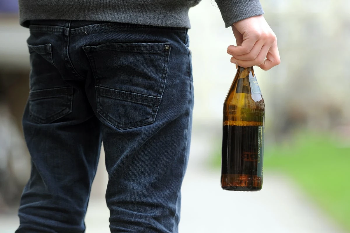 Einsatz nach rassistischer Beleidigung - Mann geht mit Bierflasche auf Polizei los