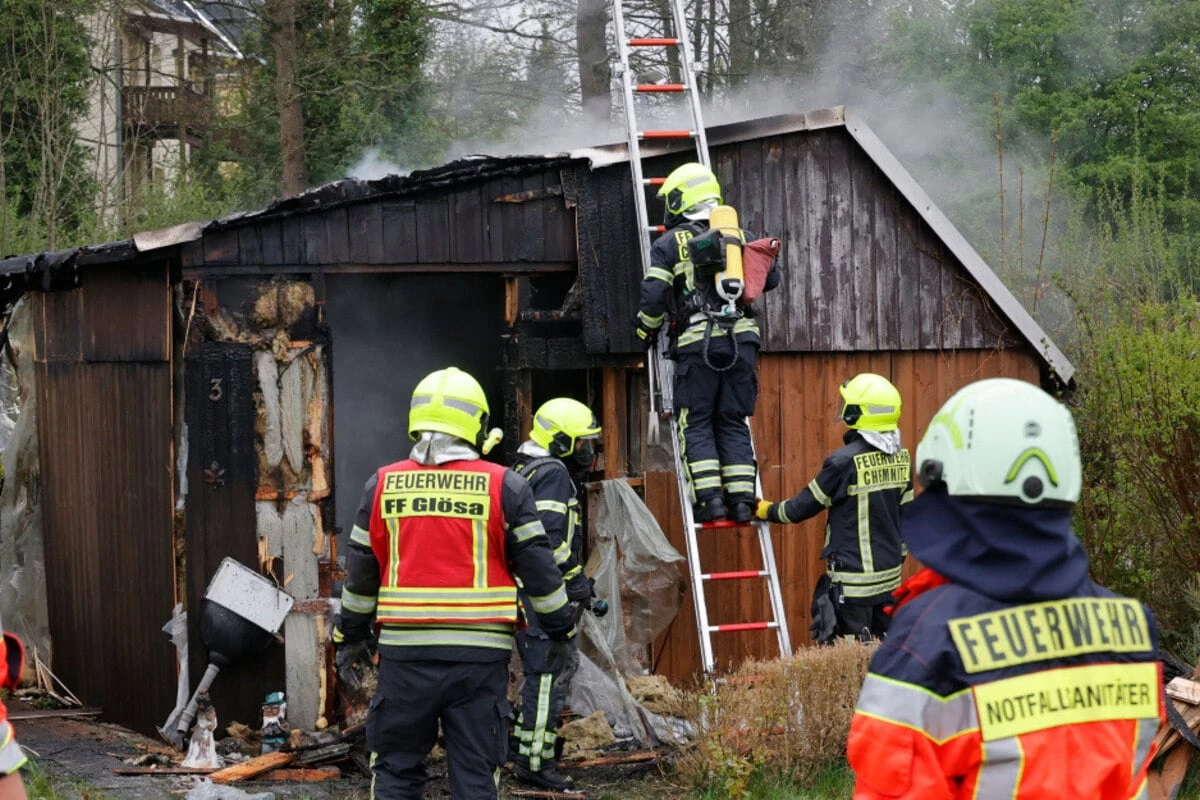 Gartenlaube in Vollbrand: Chemnitzer Feuerwehr findet leblose Person