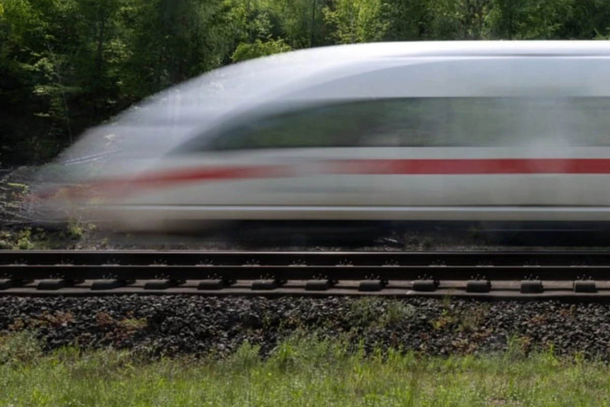 Großeinsatz in ICE in Bayern: Mann attackiert Reisende mit Axt