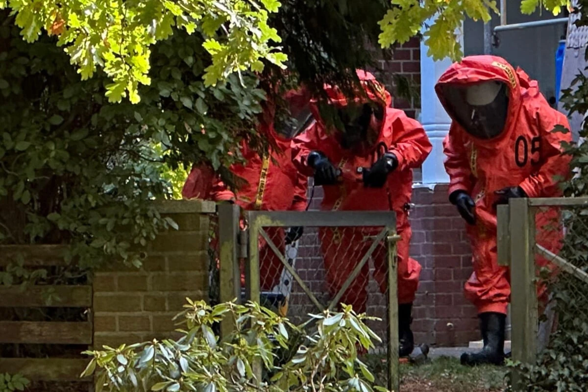 Giftige Chemikalie? 18-Jähriger öffnet Gefäß und löst Großeinsatz aus