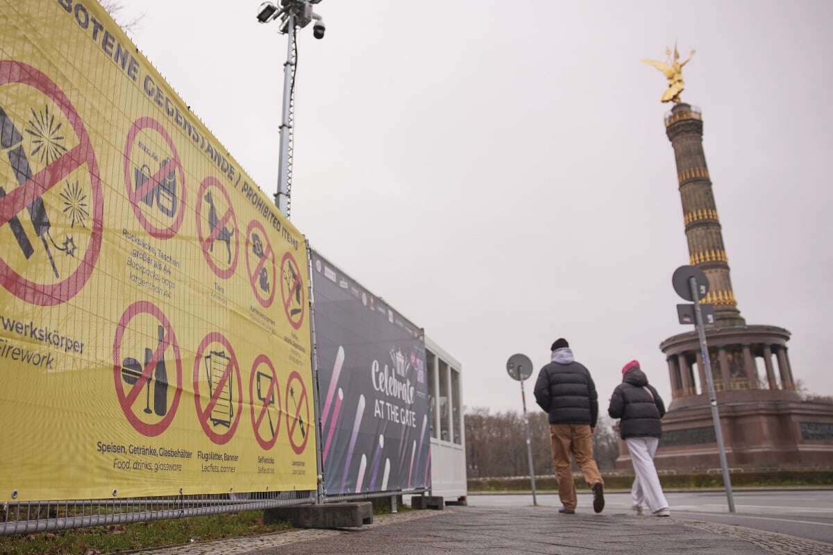 Masken-Mann schleudert Holzlatte auf Polizeiauto, dann legt die Gang mit Feuerwerk nach