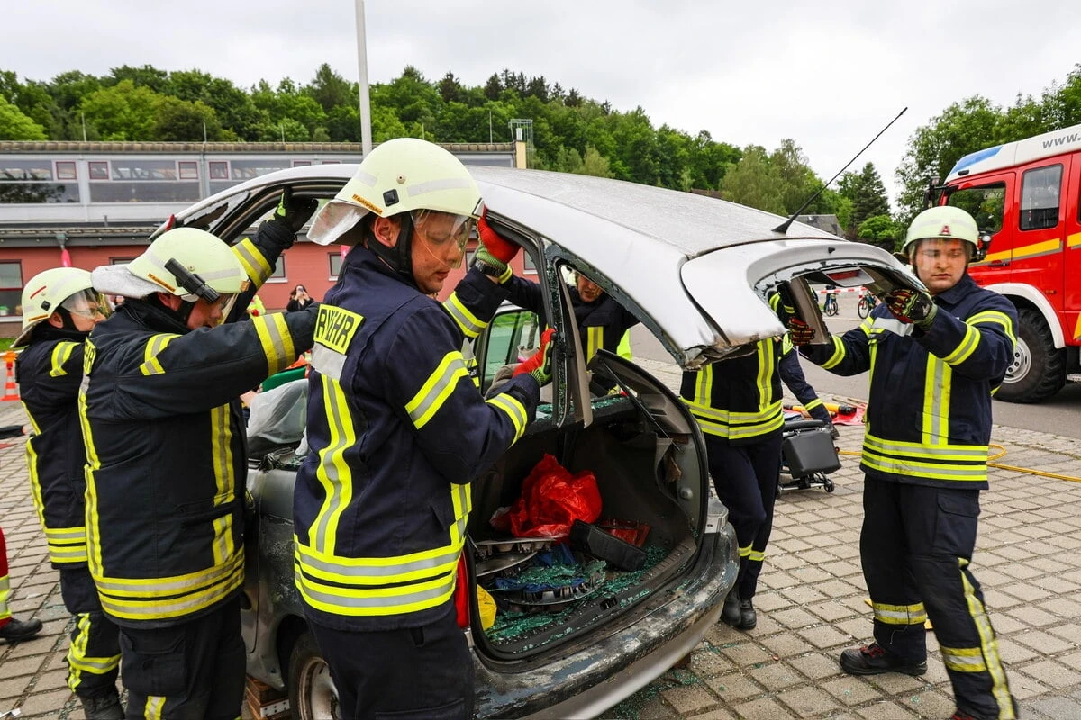 Betrunkener Biker kollidiert mit Auto: Feuerwehr trainiert schweren Unfall im Erzgebirge