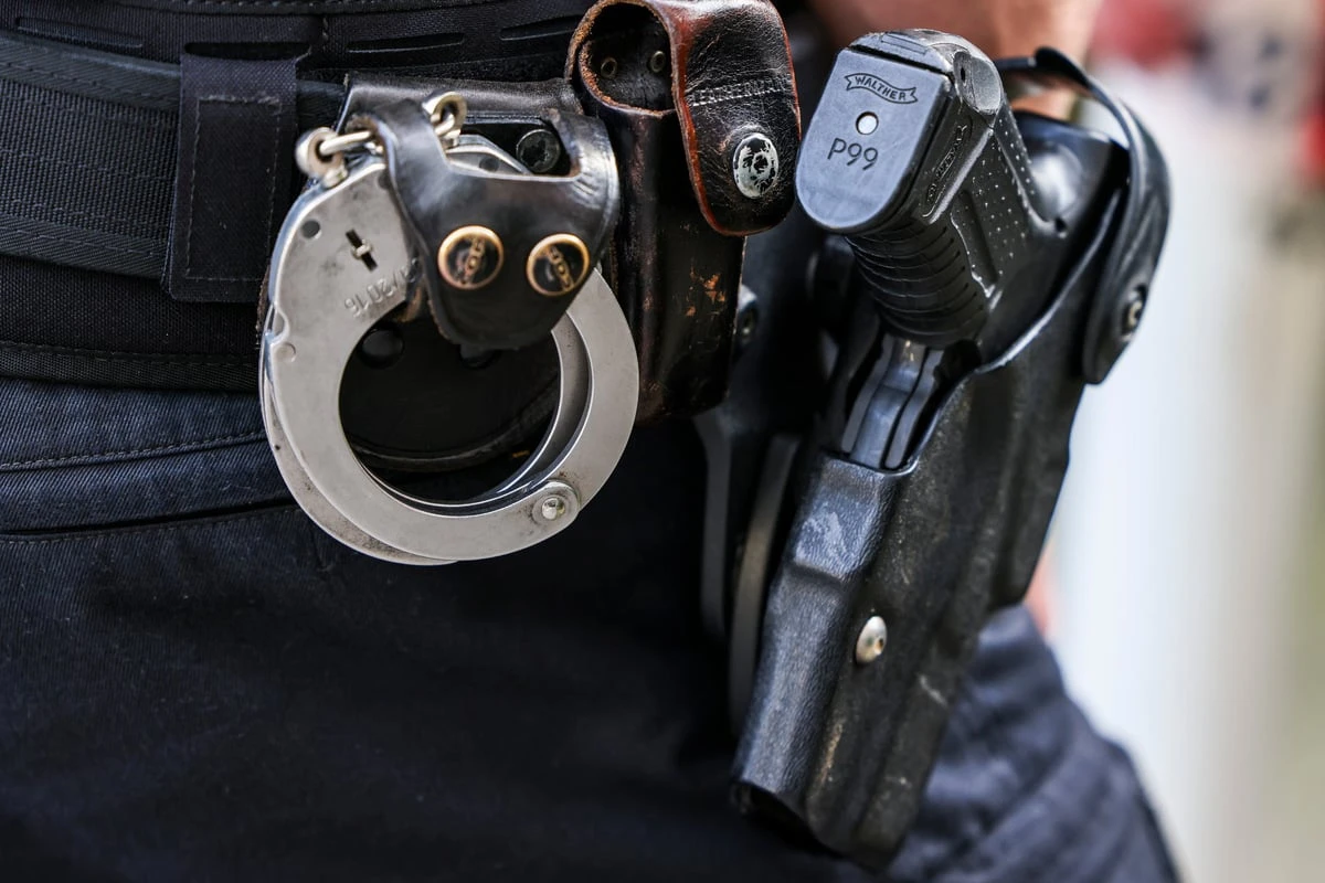 Schuss aus Dienstwaffe: Polizei wehrt sich gegen Messer-Angreifer und verletzt ihn schwer