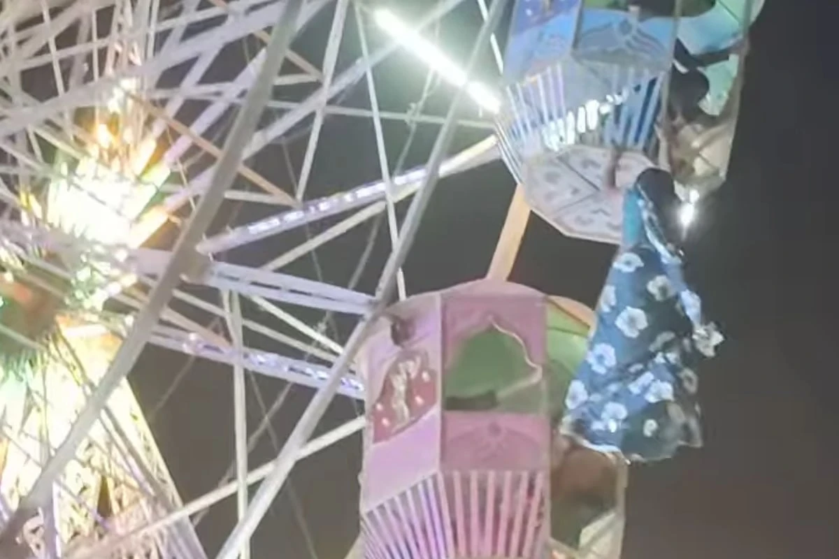 Riesenrad-Drama: Frau baumelt meterhoch in der Luft und kann sich kaum halten
