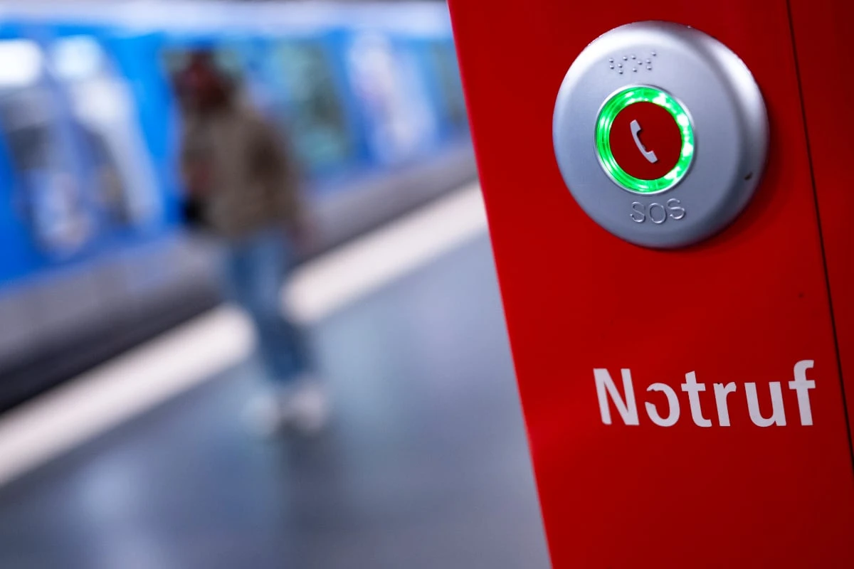 Streit eskaliert komplett: Mann blockiert Tür einer U-Bahn und verletzt Fahrer