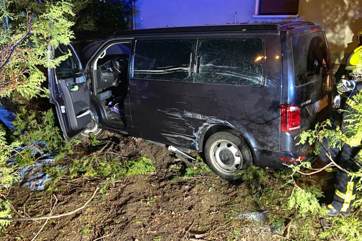 Auf Abwegen über Fußweg: VW-Bus donnert durch Hecke auf Grundstück