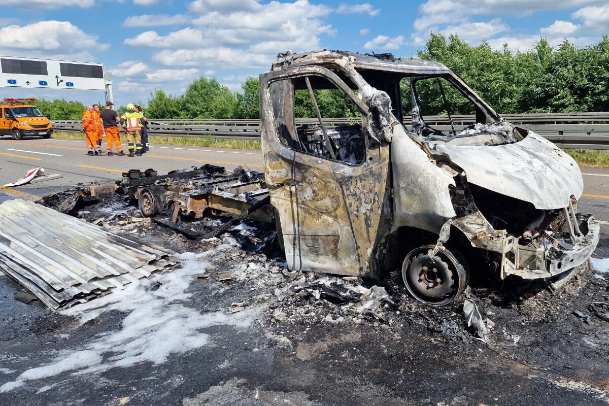 Schwerer Unfall auf der A1 bei Dortmund: Lastwagen brennt nach Kollision aus