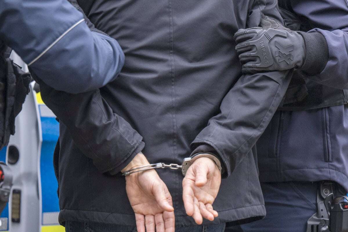 Blutige Festnahme: Mann rastet komplett aus und beißt Polizistin Ohr ab