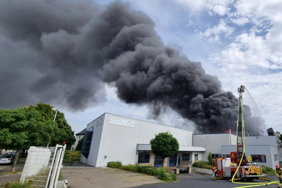 Feuerwehr im Großeinsatz! Lagerhalle fackelt vollständig ab