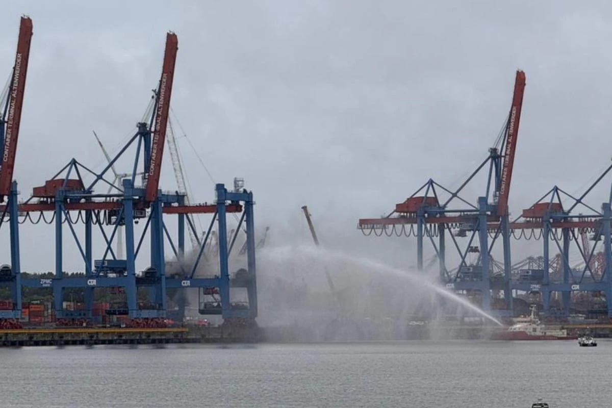 Feuer im Hamburger Hafen! Sechs Menschen müssen von Containerbrücke gerettet werden