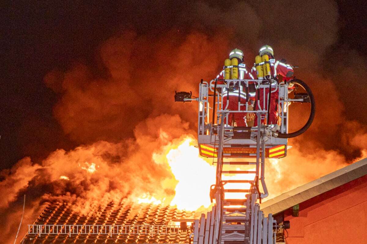 Großbrand am Bahnhof: Zugverkehr auf wichtiger Pendler-Strecke eingestellt!