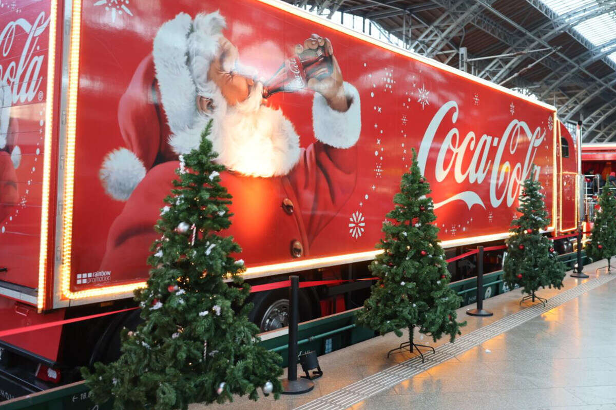 Coca-Cola-Truck fährt im Leipziger Hauptbahnhof ein - und zwar auf der Schiene!