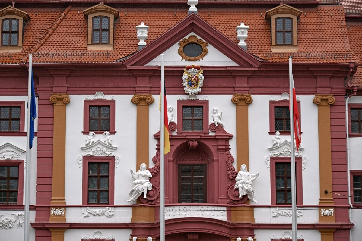 Dauerhaft: Diese Flaggen müssen ab heute in Thüringen vor Landesgebäuden hängen