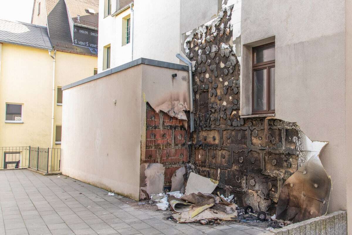 Mülltonnen in Brand - Feuer greift auf Haus über