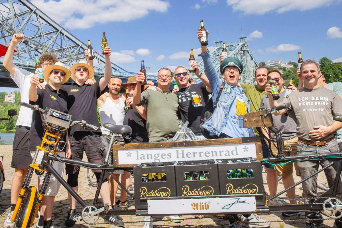Nagel-Versenken und Rasenmäher-Rennen: Sieben grandiose Tipps für den Herrentag