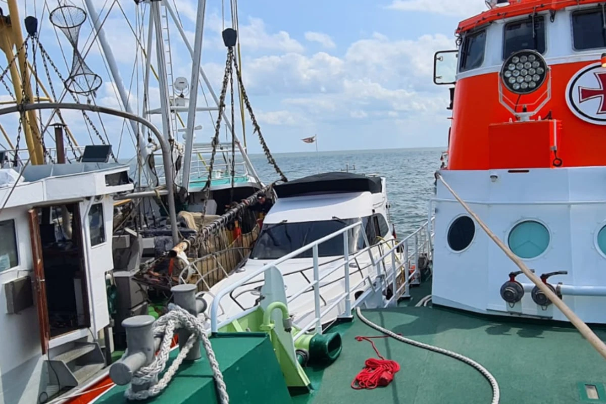 Motorboot in Seenot, Familie mit Kind (5) in Lebensgefahr: Fischkutter verhindern Untergang