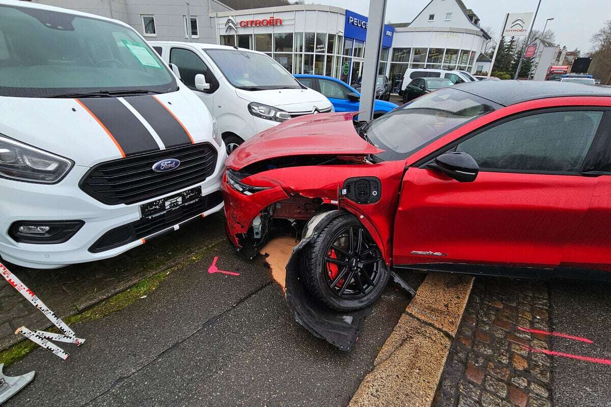 Jaguar gerät in Gegenverkehr und rast in Autohaus-Gelände