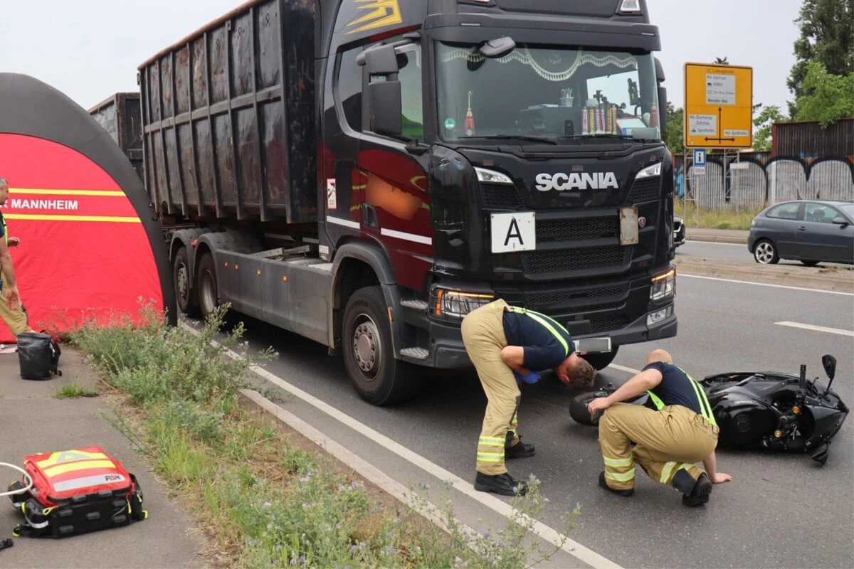 Lkw erfasst Motorrad in Mannheim: 28-Jährige verliert ihr Leben