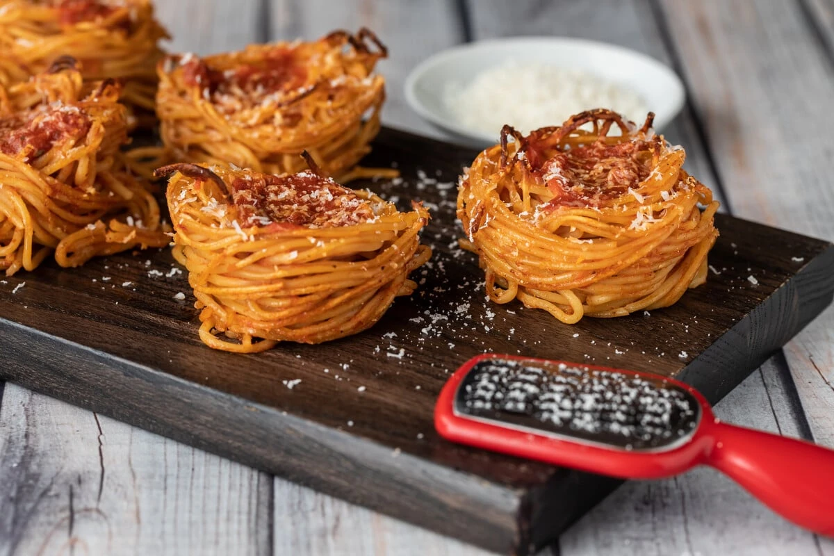 So hast Du Carbonara noch nie gegessen: Knusprige Spaghetti-Muffins