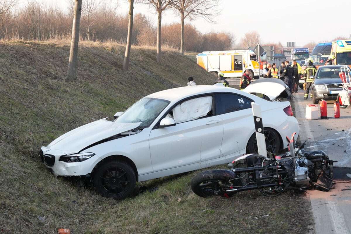 Drei Verletzte nach Unfall in Leipzig: Auto und Motorrad landen im Graben