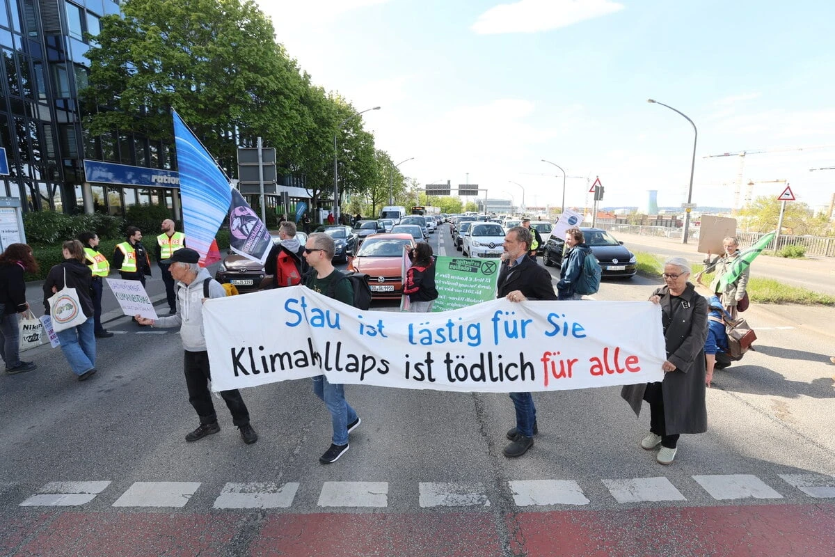 Kreuzung blockiert: Klimaaktivisten legen Berufsverkehr lahm!