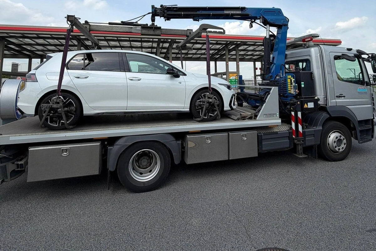 Golf überholt mit knapp 180 Sachen: Zu seinem Pech ist es die Polizei