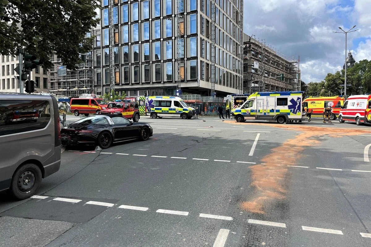 Trotz Sirene und Blaulicht: Porsche und Krankenwagen krachen zusammen