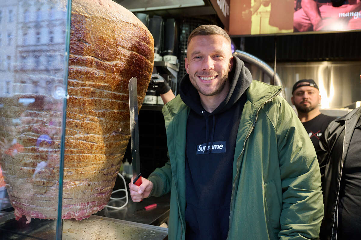 Künftig mit Robotern: Lukas Podolski baut Döner-Imperium aus