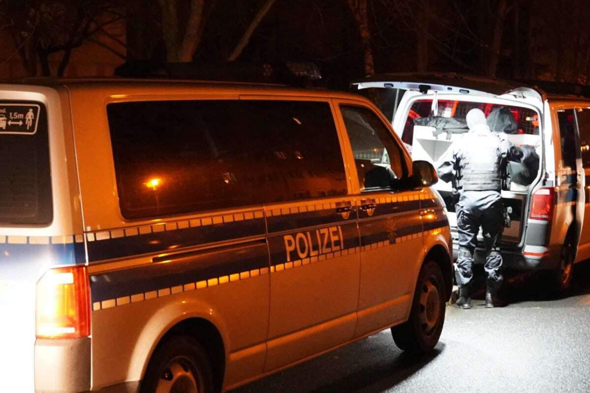 Böller vom Balkon geworfen, Anwohner rufen Polizei: 20-Jähriger bedroht Einsatzkräfte