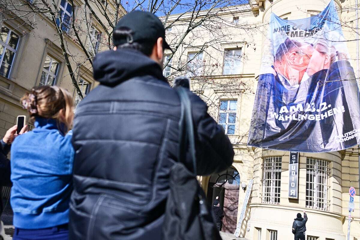 Polizei entfernt provokantes Merz-Weidel-Plakat und muss zurückrudern