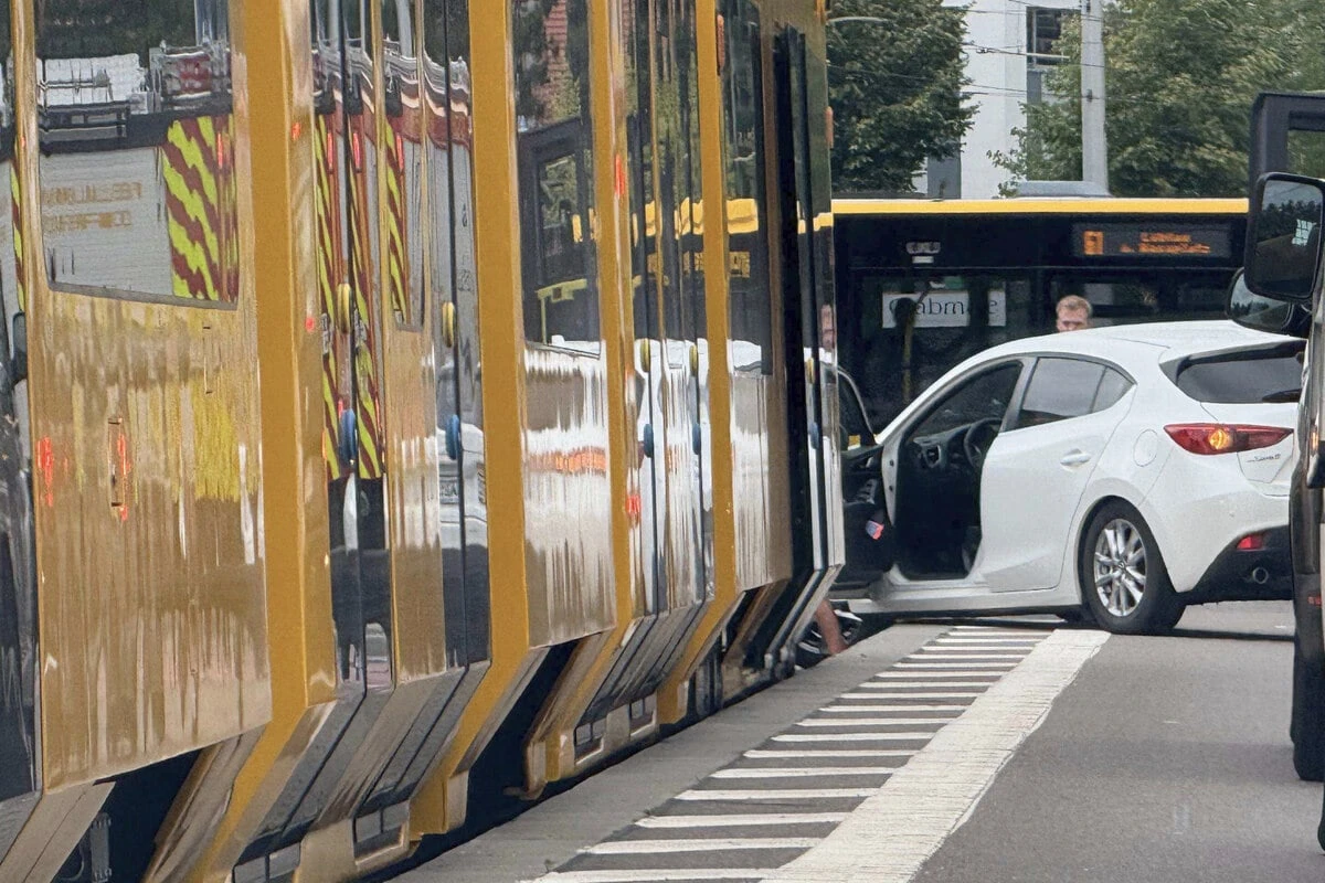 Abbiege-Manöver gescheitert: Auto bleibt mitten in Haltestelle stecken