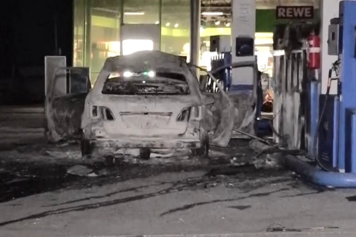 Mann mit Axt sorgt an Tankstelle für Chaos: 34-Jähriger in U-Haft
