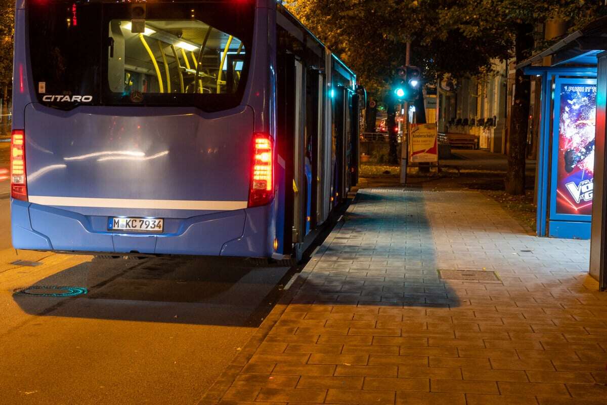 Unfallflucht in München: Rotlichtverstoß führt zu tragischem Sturz in MVG-Bus