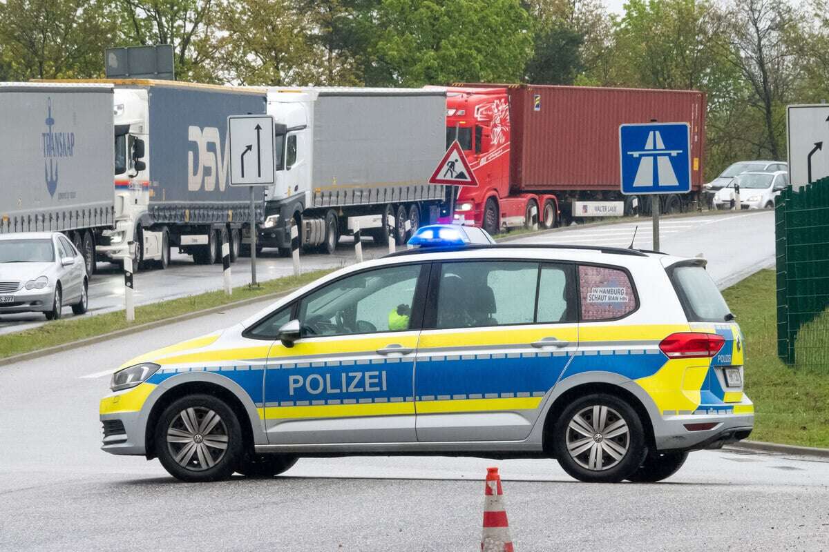 Schwerer Unfall auf der A7: Person in Lebensgefahr, Hubschrauber im Einsatz