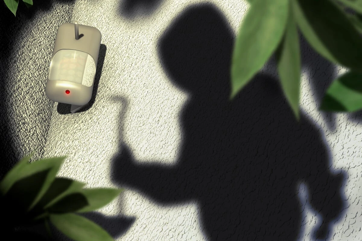 Polizei findet sie in Versteck: Einbrecher-Deppen scheitern an Bewegungsmelder
